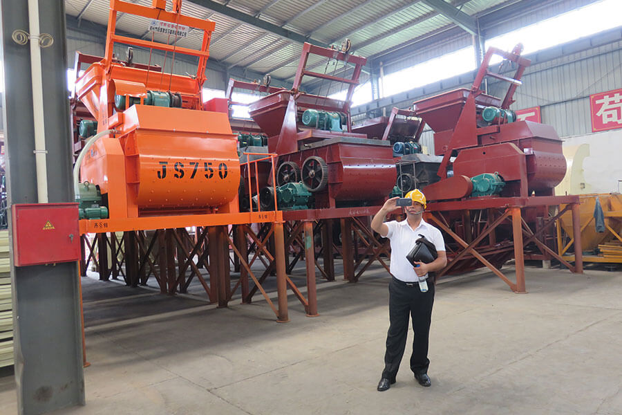 Customers come to the factory to inspect concrete batching station equipment-Henan Hengyuan